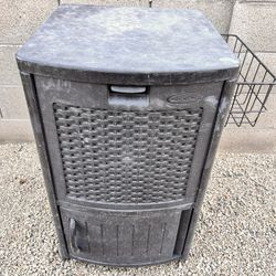 Suncast Plastic Rolling Patio Outdoor Ice Chest - 77 Quart Capacity