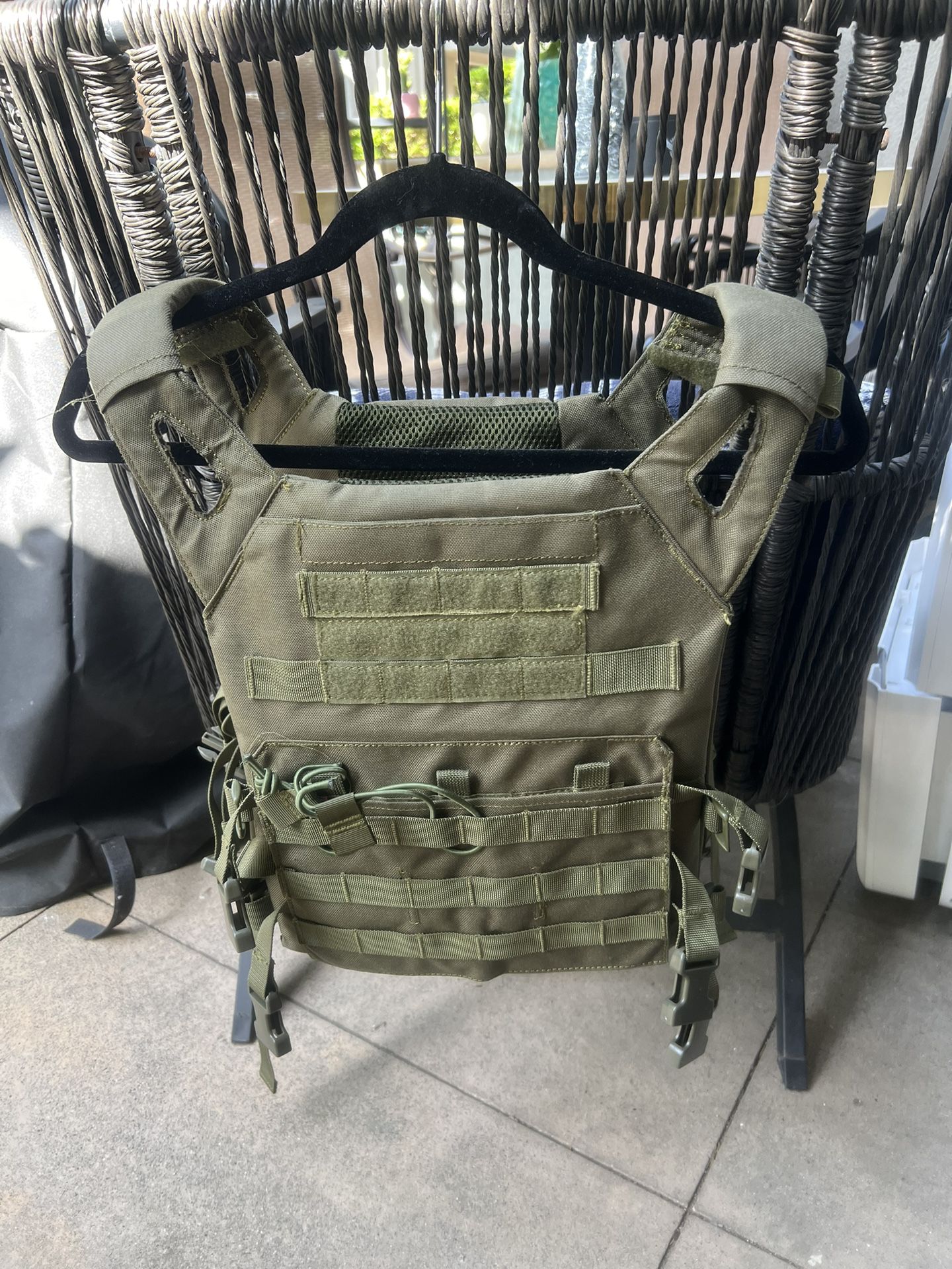 LIKE NEW Tactical Plate Carrier Body Armor Vest