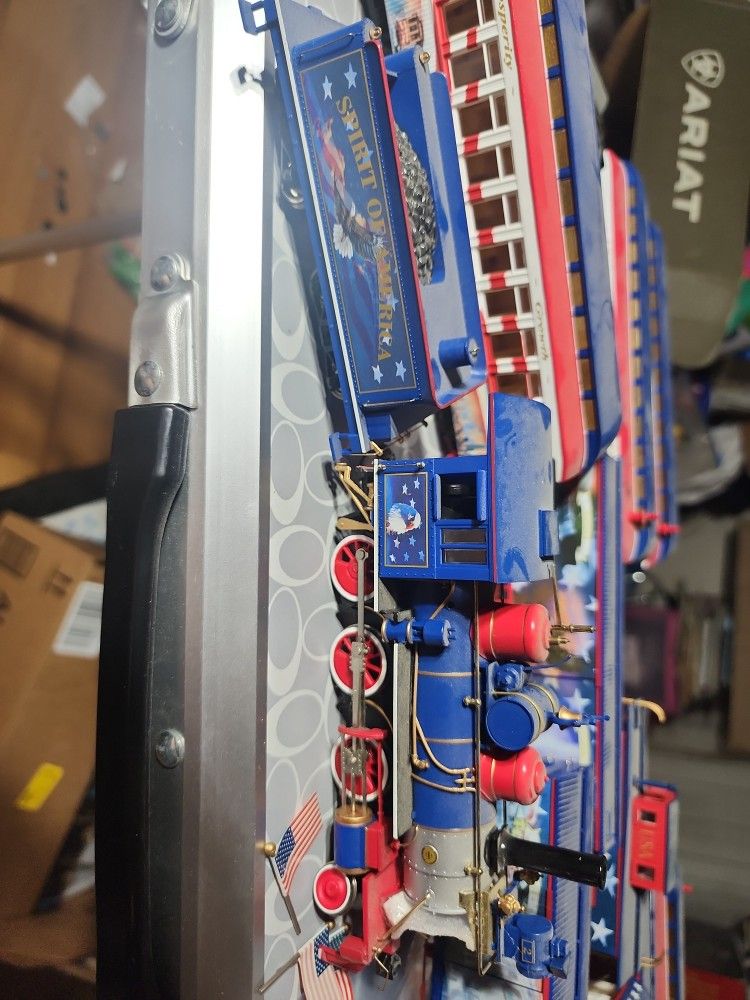 Spirit Of America 13 Piece HO Train Set Hawthorne / Bachmann
