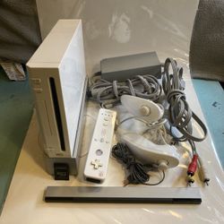 Nintendo Wii Soft Moded Complete W/ 2 Nunchucks And 2GB Memory Card Tons Of Games Loaded