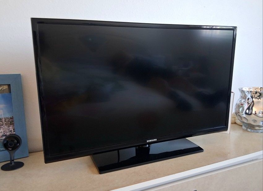 32-inch Samsung TV Like New