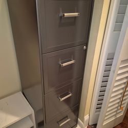 4 DRAWER LOCKING METAL FILING CABINET WITH KEYS. EXCELLENT CONDITION.