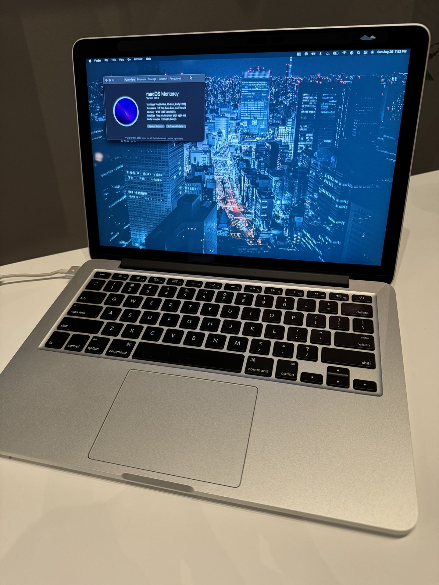 MacBook Pro 13” Retina 2.7Ghz Dual-Core Intel Core i5 8GB Memory Intel Iris 6100 