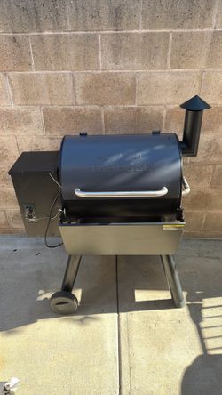 Traeger Woodfire grill and Smoker BBQ 572 in.² practically brand new