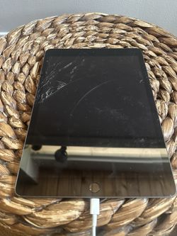 Apple iPad (7th Gen) 32GB Wi-fi Space Gray (cracked Screen)