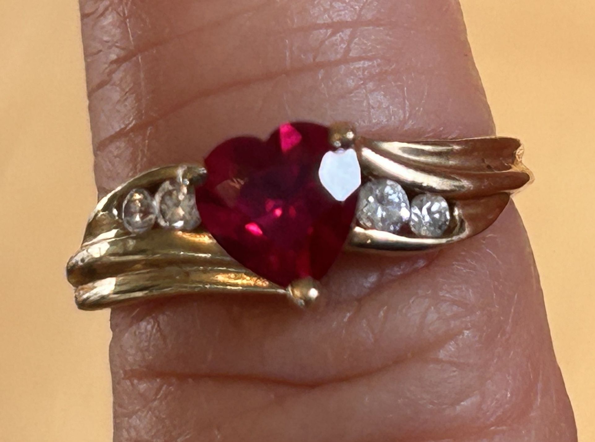 10k Solid Gold With Ruby And 4 Diamonds Assents Ring 1.9g.