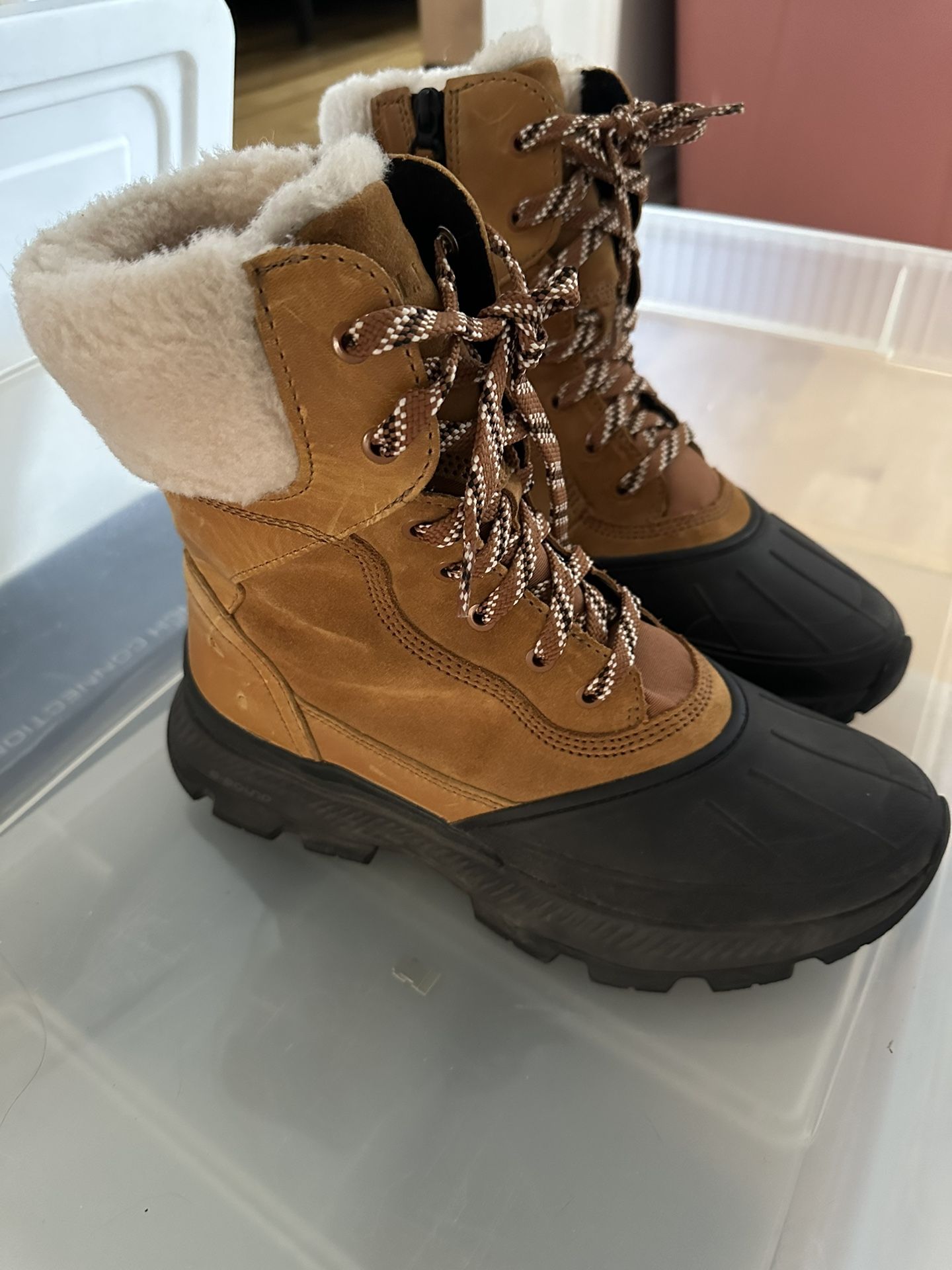 L.L. Bean Women's Storm Chaser 6 Lace-Up Boots Waterproof Insulated leather