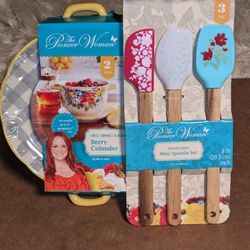 Pioneer Woman Collandar And Mini Spatula Set