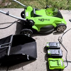 Lawn mower with two batteries (1 extra battery), charger and bag.... excellent...