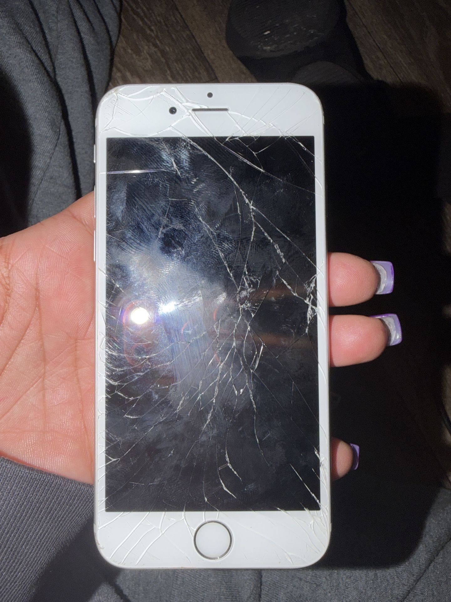 iPhone 6 (Silver) – Cracked Screen