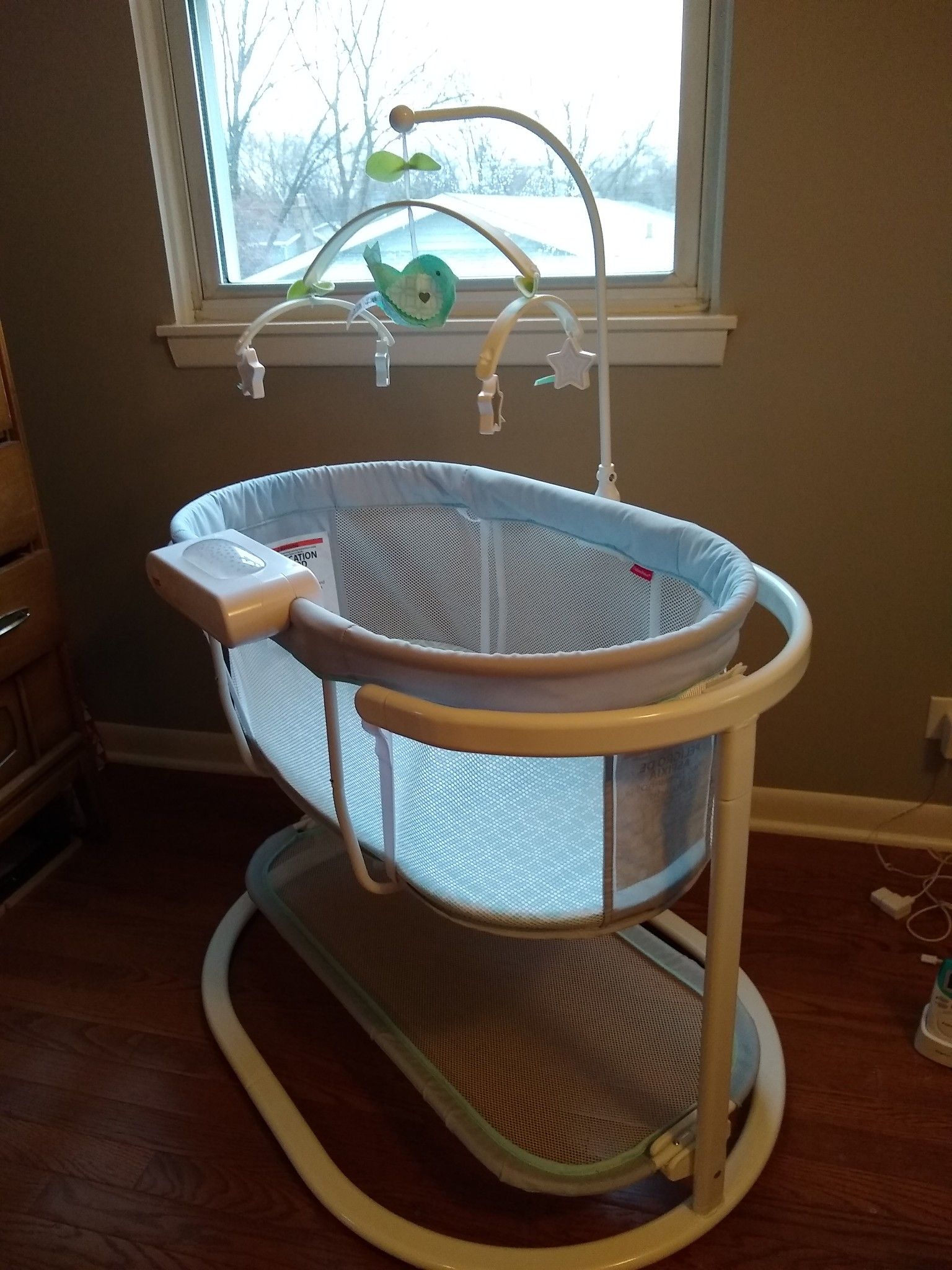 Fisher Price Soothing Motions Bassinet + 2 Sheets