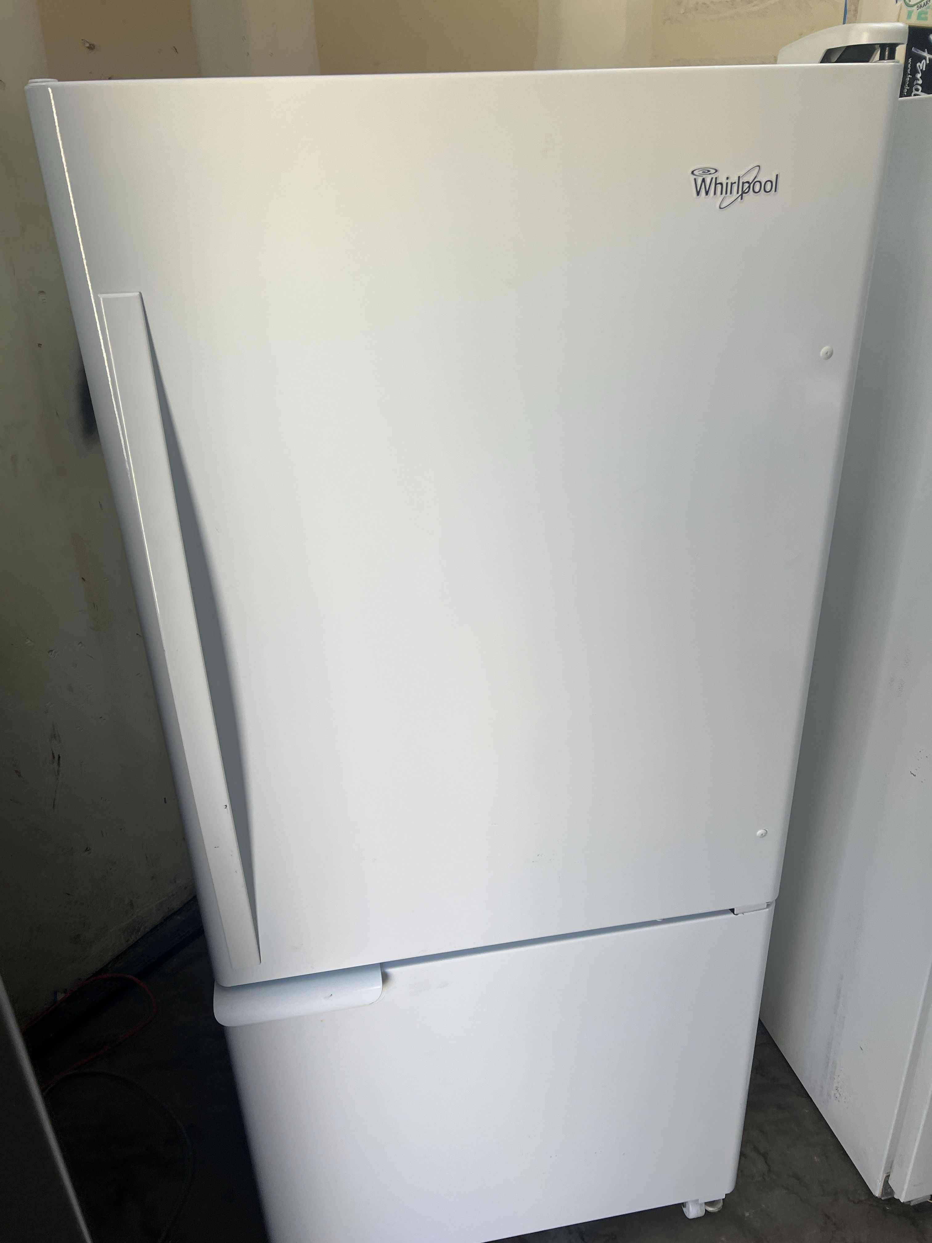 WHIRLPOOL 30INCH WHITE BOTTOM FREEZER REFRIGERATOR