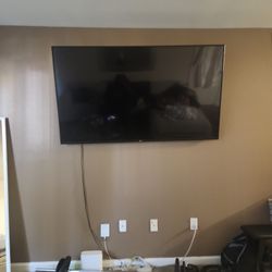 70in Vizio 4k TV w/wall mount 