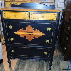 Antique chest of drawers