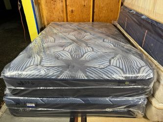 Serta perfectsleeper Queen Mattress - LIKE NEW! Delivery Available