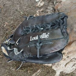 .  LOUISVILLE "PRO STYLE" GLOVE ( SEE PICS) PRICE IS "FIRM " LOCATED IN GLENDORA  " CHECK OUT MY PAGE ALOT OF EQUIPMENT "  CHEAP!!!