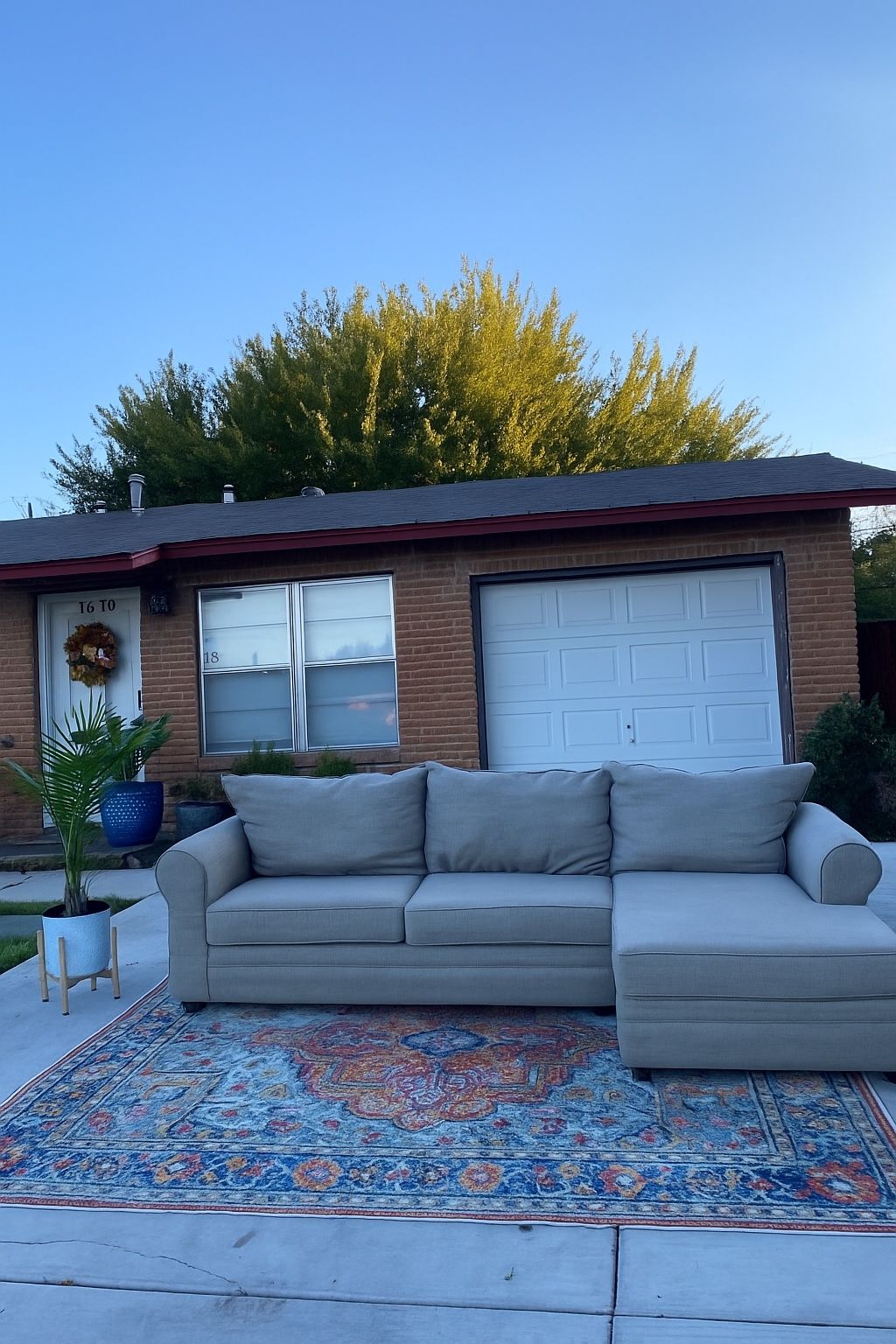 Sectional couch (Free Delivery!!)