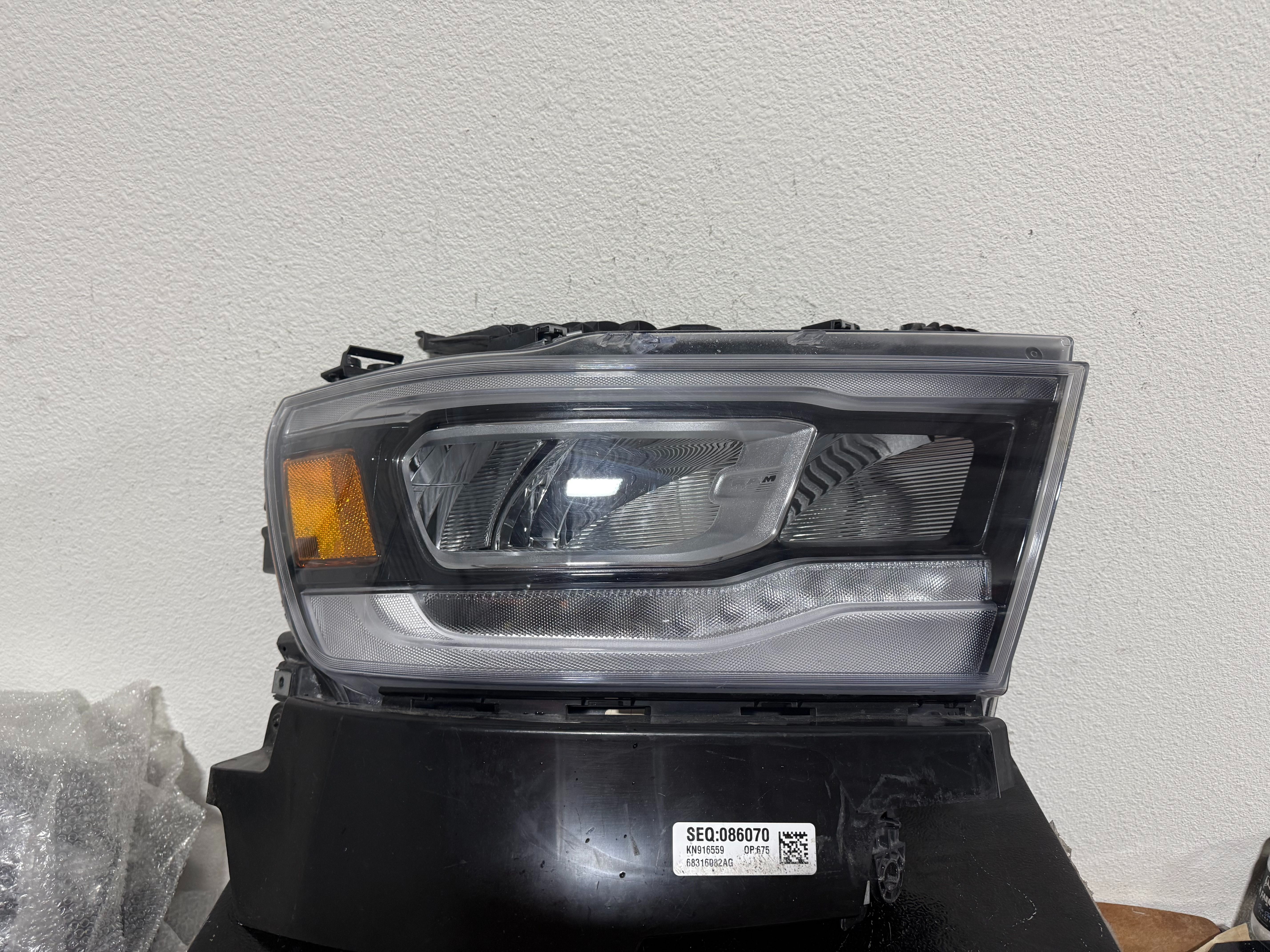 DODGE RAM RIGHT HEADLIGHT 2022
