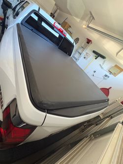 Brand new Chevy Colorado tri fold soft tonneau cover