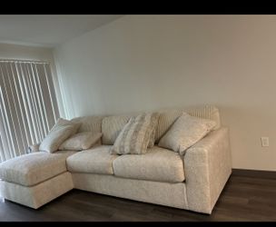 Chessington Ivory Couch 10/10  Condition