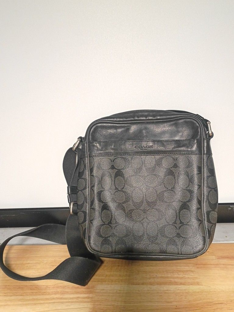 Men’s original coach shoulder bag
Color Grey and black
Authentic