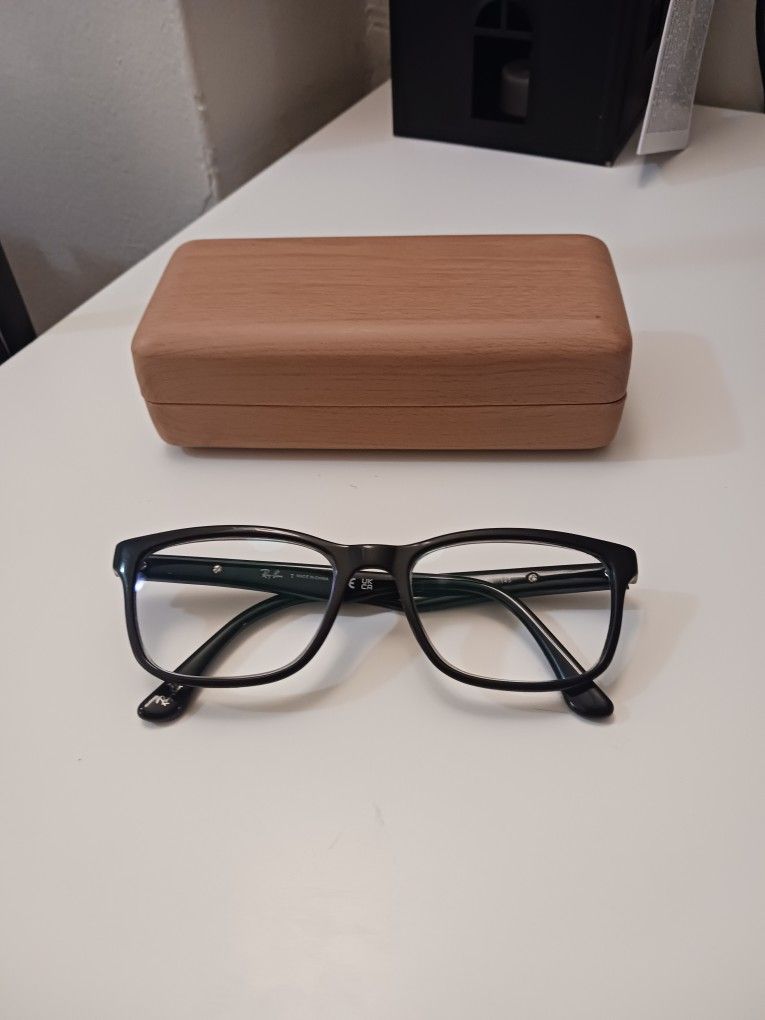 Original Rayban rb 5279 black unisex in perfect shape.
No demo lenses.
With amazing case New.
Only 30 dollars (paid 179 dollars).
Incredible deal.