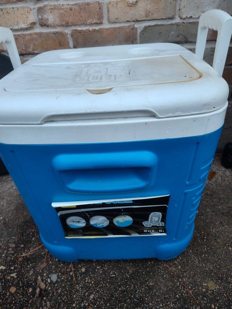 Ice Chest. Hiellera Solo 10$