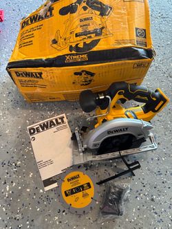 DEWALT 20-volt Circular saw 6-1/2-in Cordless (Battery Not Included and Charger Not Included)
