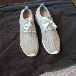 UGG TREADLITE WOMANS SNEAKERS SIZE 7.5
