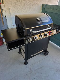 BBQ GIR 6 Burners by Dyna-Glo, in excellent condition very clean looks and works like brand new