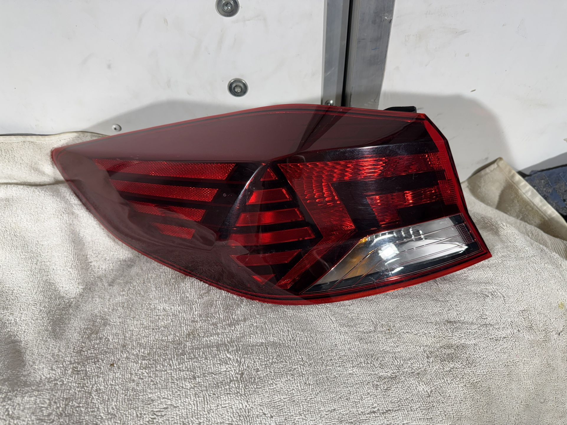 2019 2020 HYUNDAI ELANTRA LEFT DRIVER SIDE TAIL LIGHT OEM 92401-F3500