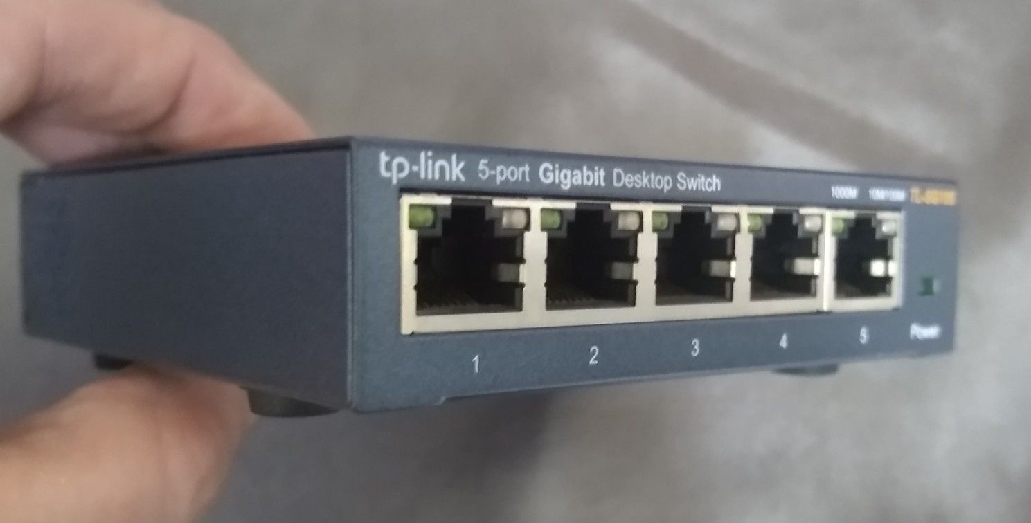 TP - LINK 5 PORT DESKTOP SWITCH
