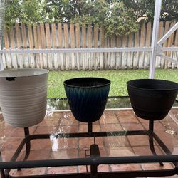 3 Plastic / Resine Plants Pots 