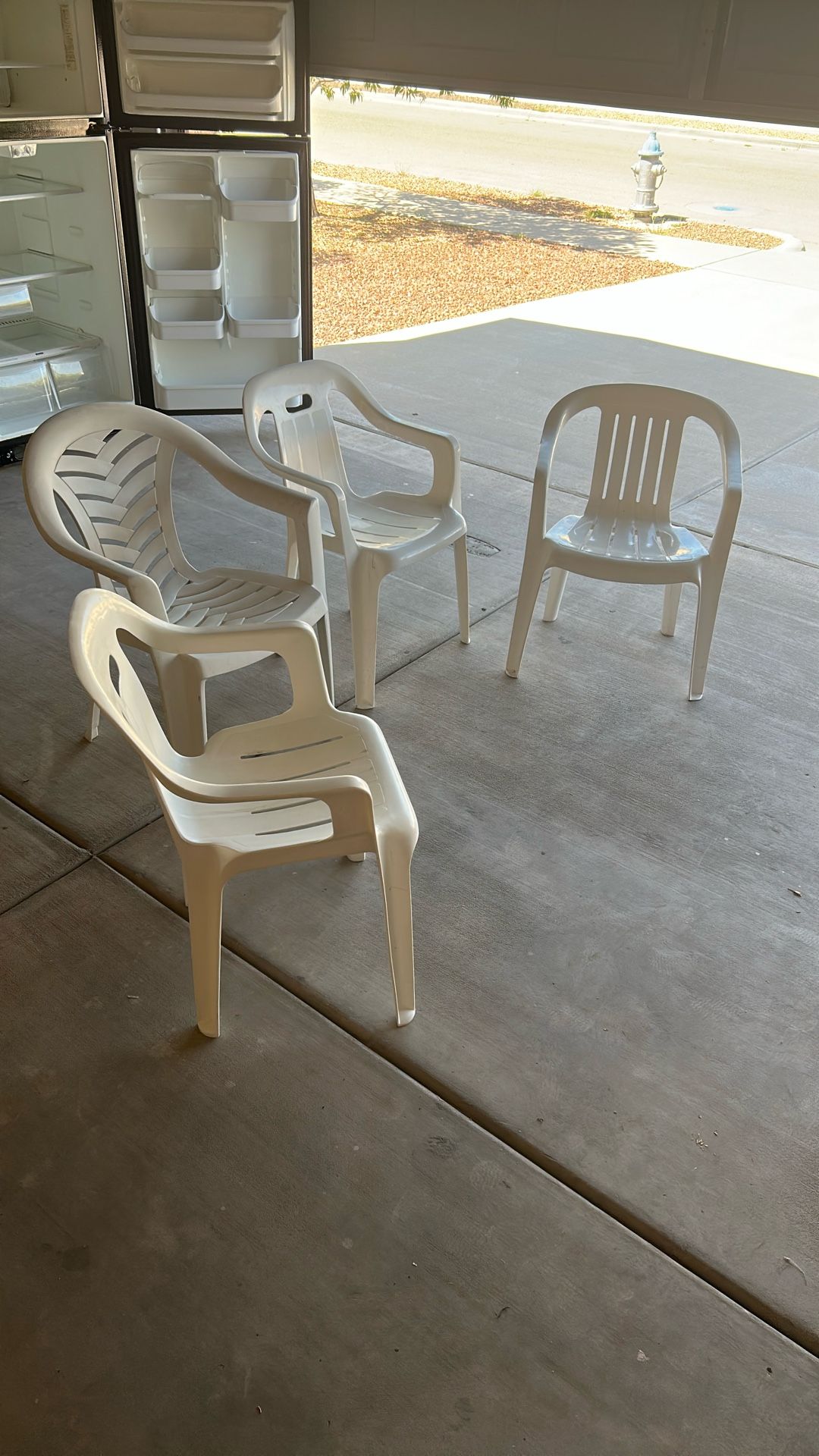4 White Plastic Chairs (Indoor/Outdoor Use)