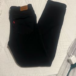 Woman’s  Black Levis Size 29
