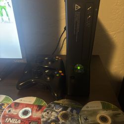 Xbox 360 - Works ! With 2 Controllers And 11 Games 