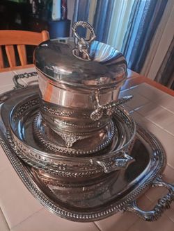 I'm selling o antique I got two big plates two small ones as you can see this in good condition I don't have no room for it