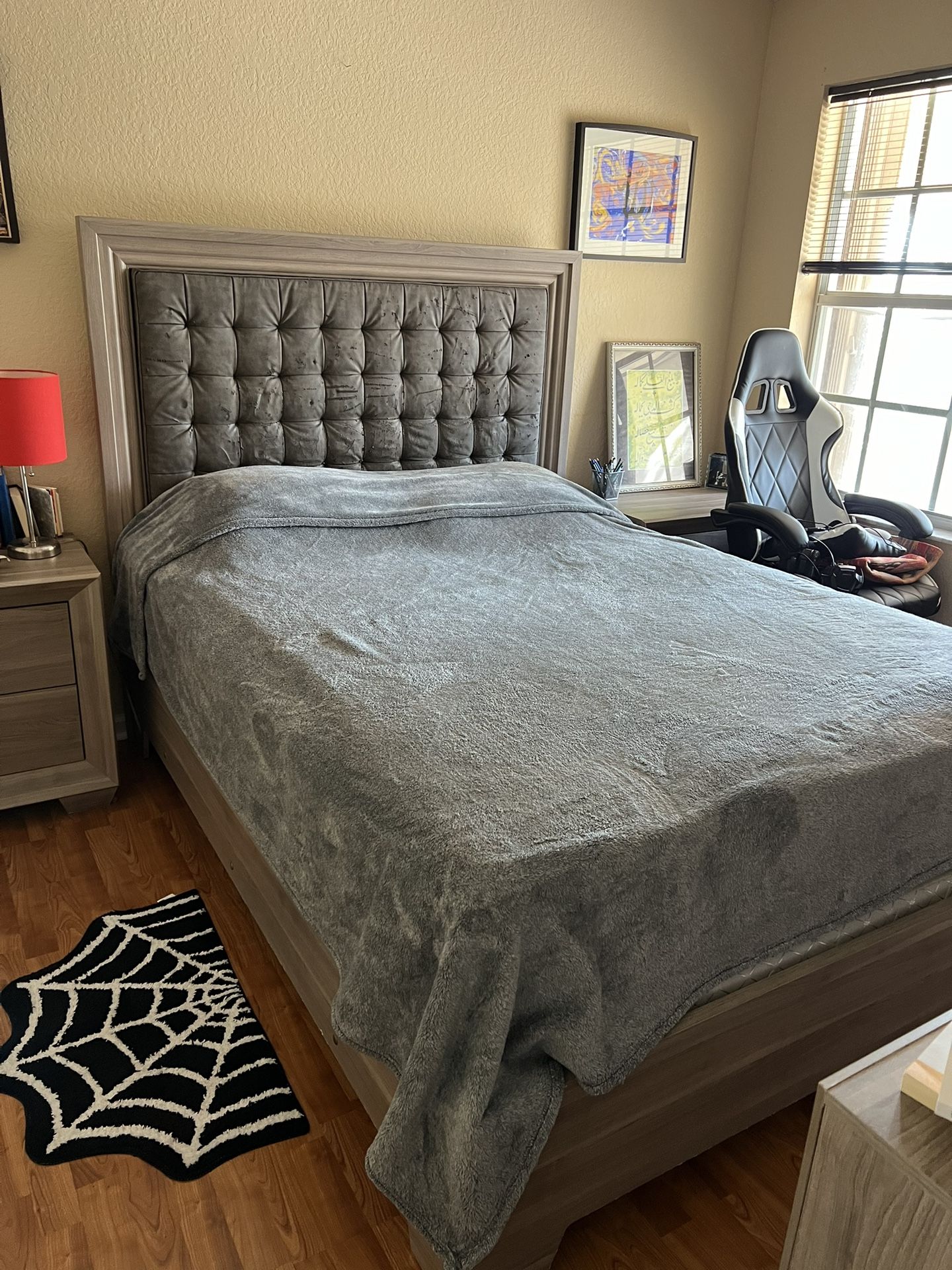 Gray Queen Bedroom Set (5 Pieces)
