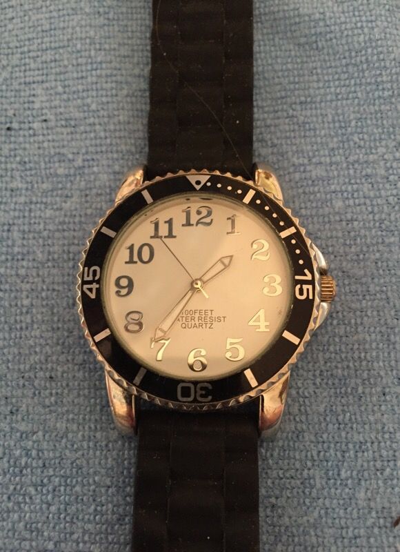 100 feet water resistant divers watch