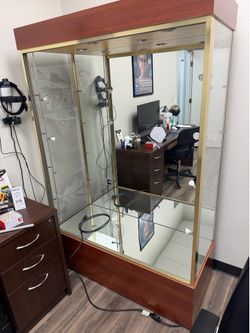 Mirrored glass shelving display