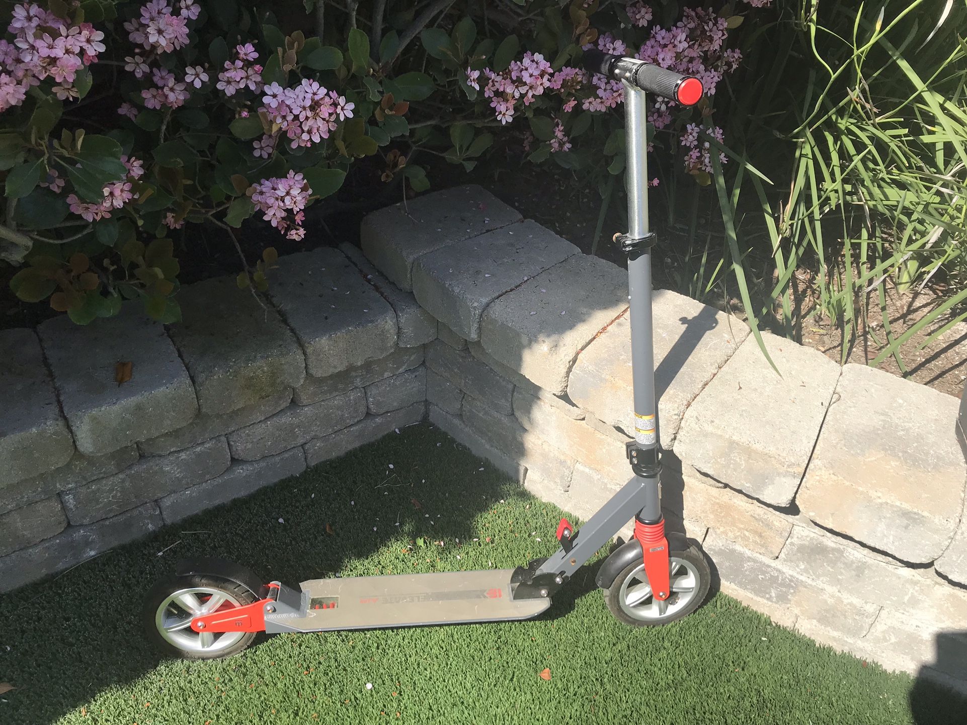 Mongoose Elevate Duo Folding Scooter