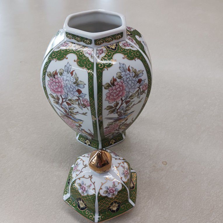 ABSOLUTELY BEAUTIFUL VINTAGE ASIAN  GINGER JAR OR VASE  PERFECT CONDITION BEAUTIFUL 