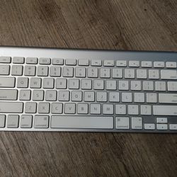 Apple Wireless Keyboard (Mod: A1255) For Sale 
