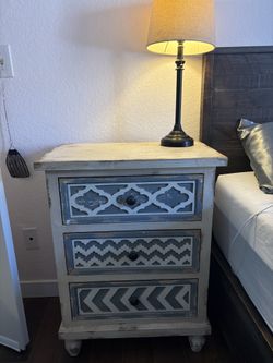 2 nightstands