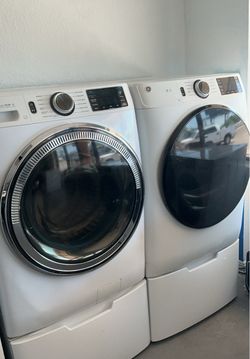 GE WASHER AND ELECTRIC DRYER SET WITH FREE PEDESTALS