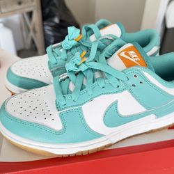 Women’s Size 7 Nike Dunks 