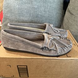 Minnetonka Womens Moccasins Size 8 Gray Fringed Kiltie