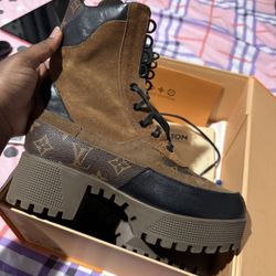 Louis Vuttion Laureate desert boot