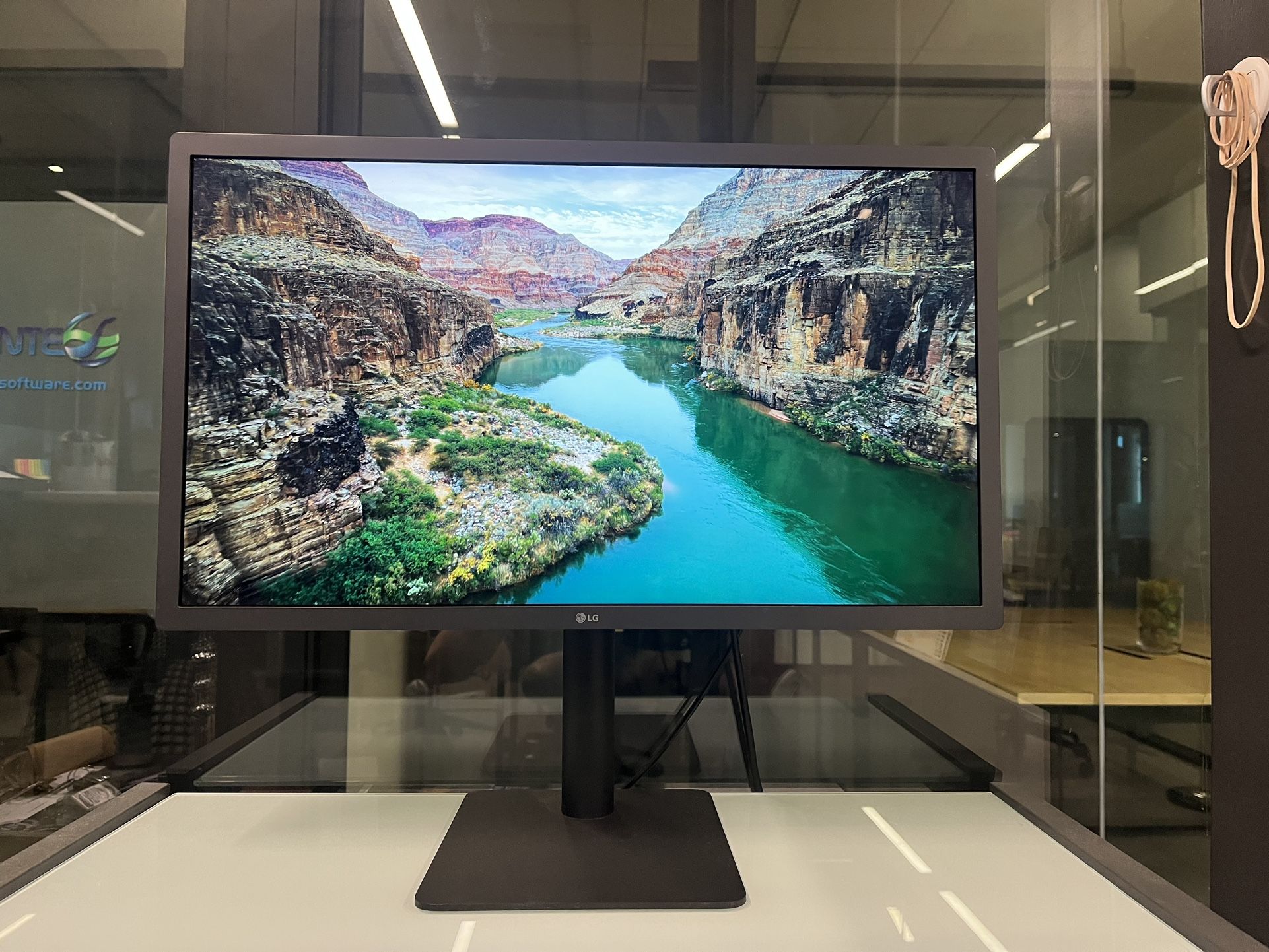 LG UltraFine 4K 23.5” MacBook Monitor