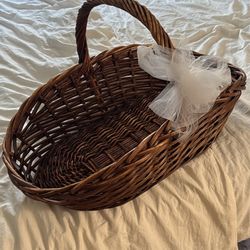 Empty gift basket 